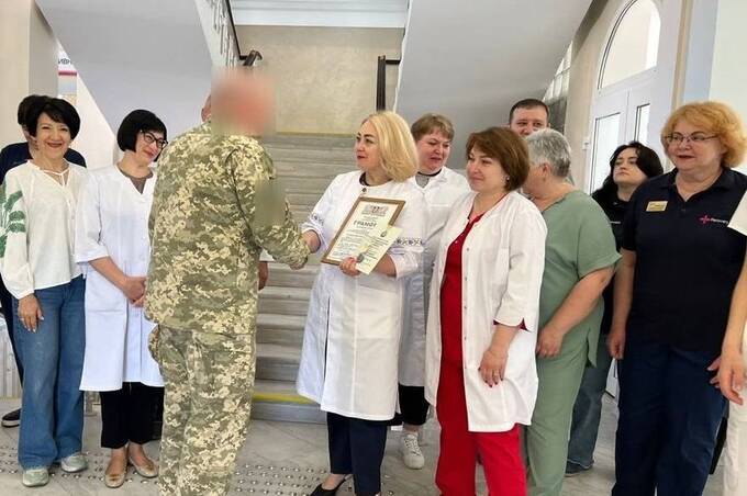 За підтримку українського війська: вінничанку відзначили нагрудним знаком ЗСУ