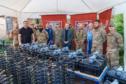 Півтисячі FPV-дронів та 25 квадрокоптерів Matrice 4T передав Міжрегіональний координаційний гуманітарний штаб для п’яти підрозділів