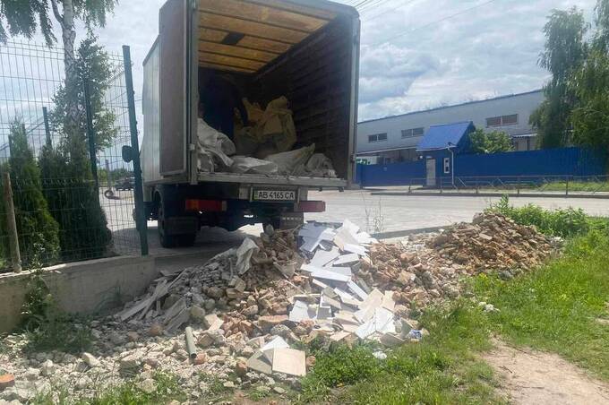 На Гонти у Вінниці незаконно викинули будівельні відходи: винного встановили