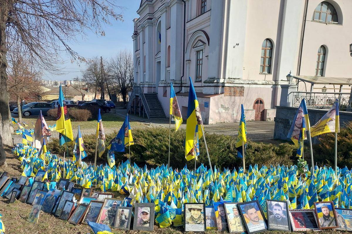 У Вінниці тимчасово приберуть прапори з меморіальної зони на площі Шевченка