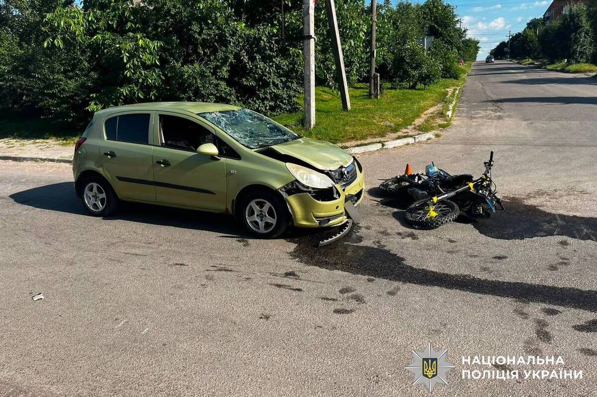 У Гайсині зіткнулися Opel і мотоцикл: до лікарні потрапив 16-річний хлопець