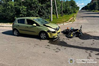 У Гайсині зіткнулися Opel і мотоцикл: до лікарні потрапив 16-річний хлопець
