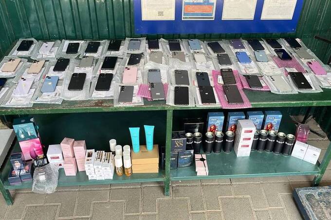 На Вінниччині прикордонники виявили 47 смартфонів і косметику в багажі українки