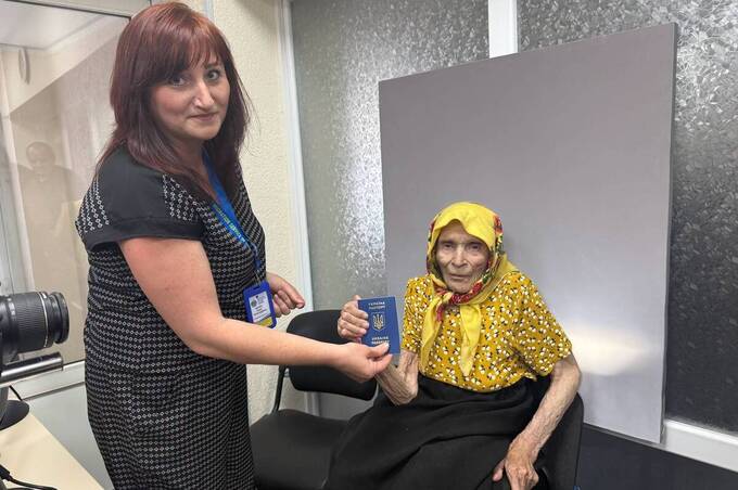 У майже 100 років вирішила вперше поїхати за кордон: зворушлива історія жительки Вінниччини