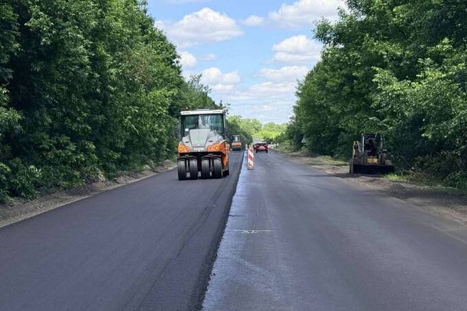 Дорожники ліквідовують деформації та латають ями на популярних трасах Вінницької області