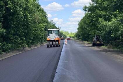 Дорожники ліквідовують деформації та латають ями на популярних трасах Вінницької області