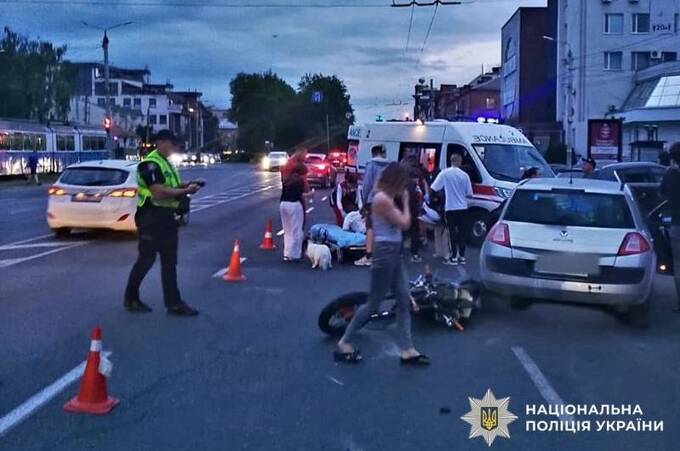 У Вінниці на Пирогова зіткнулися мотоцикл і легковик: постраждали двоє людей