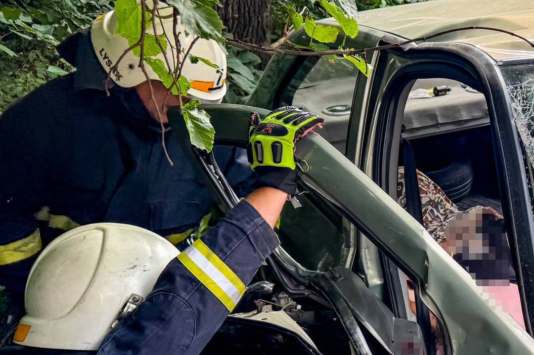 Рятувальники деблокували жінку з понівеченого авто на Вінниччині