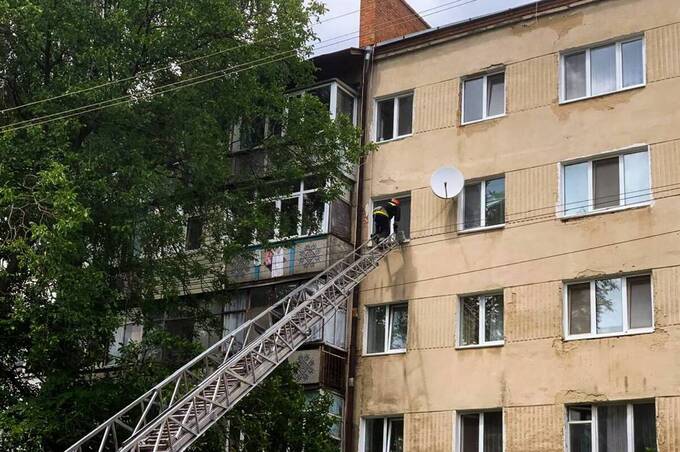 У Вінниці рятувальники через вікно дісталися до 95-річної жінки, якій раптово стало зле
