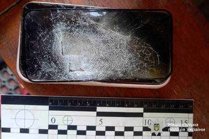 У Бершаді конфлікт між знайомими закінчився пограбуванням і розбитим сокирою телефоном