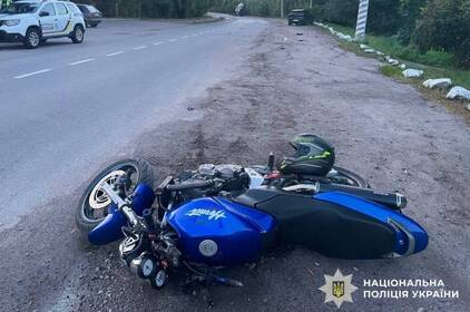 У Калинівці мотоцикл врізався в припаркований автомобіль: двох людей госпіталізували