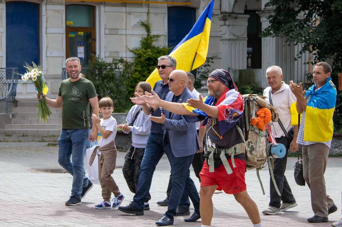 Волонтер із Латвії пішки прийшов до Вінниці задля допомоги ЗСУ
