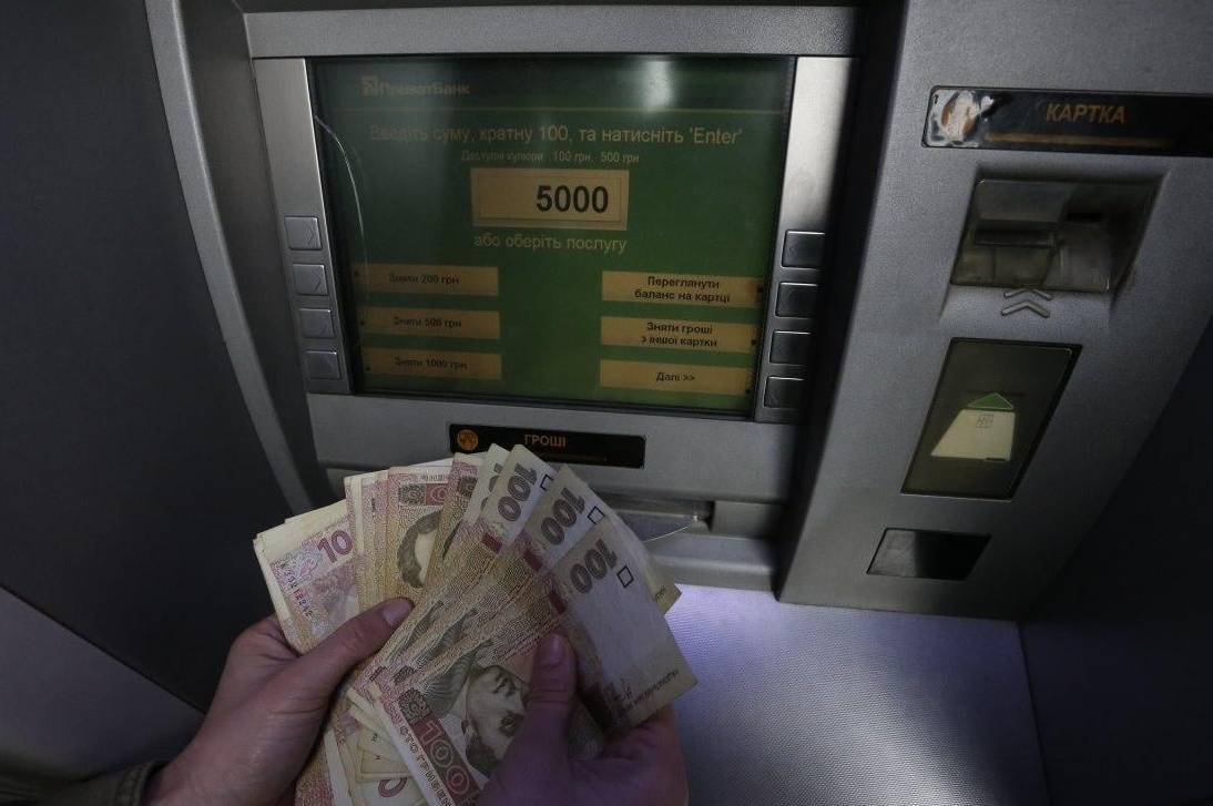 На Вінниччині жінка скористалася довірою пенсіонера та зняла гроші з його картки
