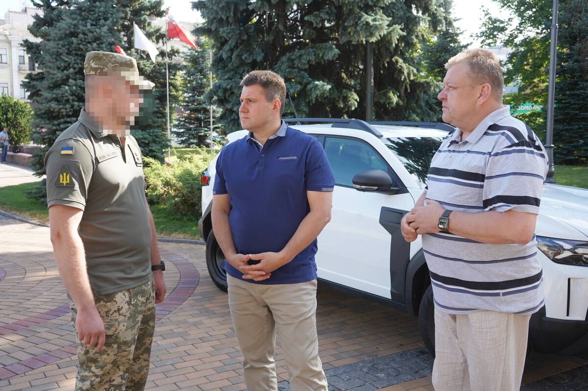 Гуманітарний штаб передав військовим Повітряних Сил новий автомобіль
