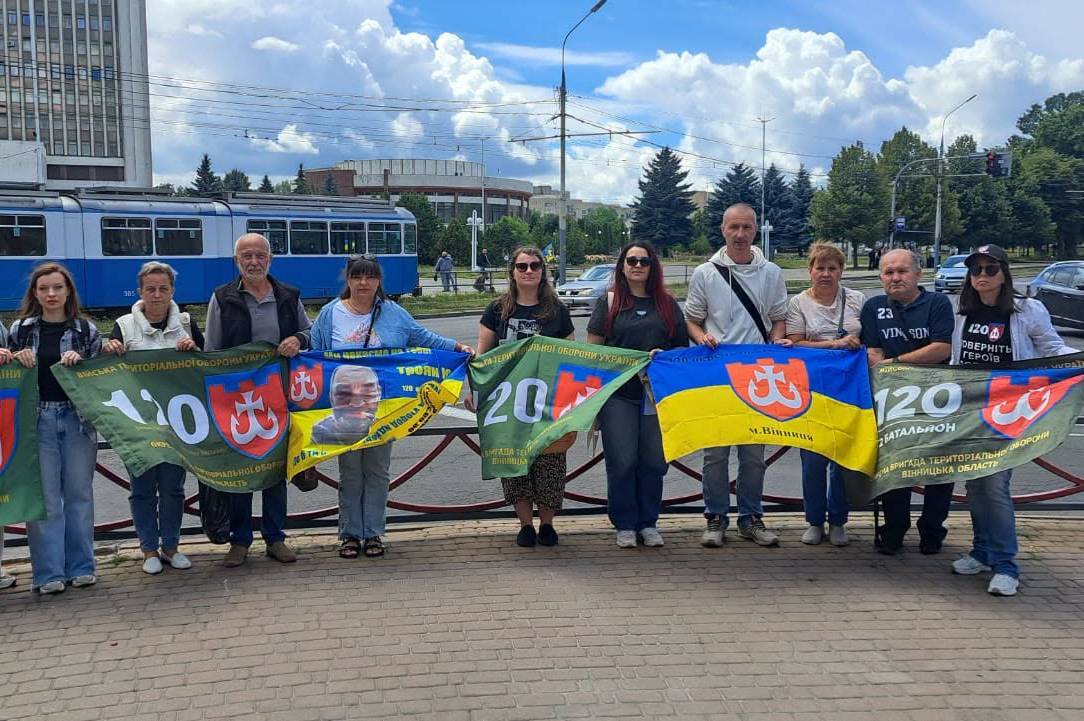 Вінничани вийшли на акцію підтримки полонених та зниклих безвісти захисників