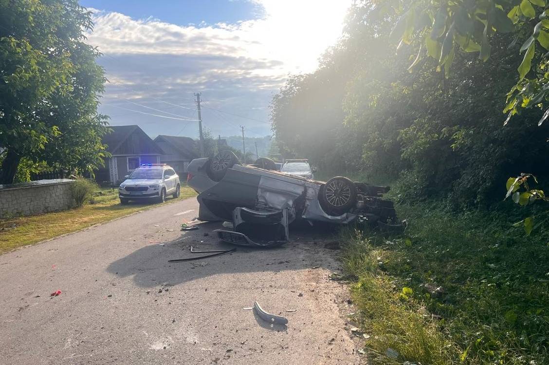 У Шаргороді Mercedes врізався в паркан і перекинувся: постраждала 15-річна дівчина