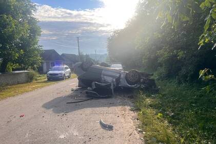 У Шаргороді Mercedes врізався в паркан і перекинувся: постраждала 15-річна дівчина
