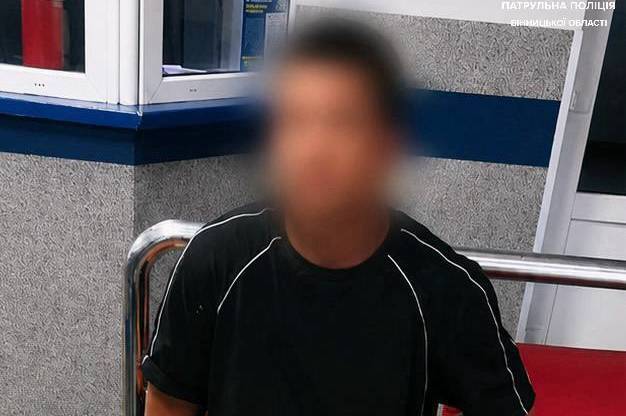 Провокував поліцейських на бійку: у Вінниці затримали 22-річного порушника