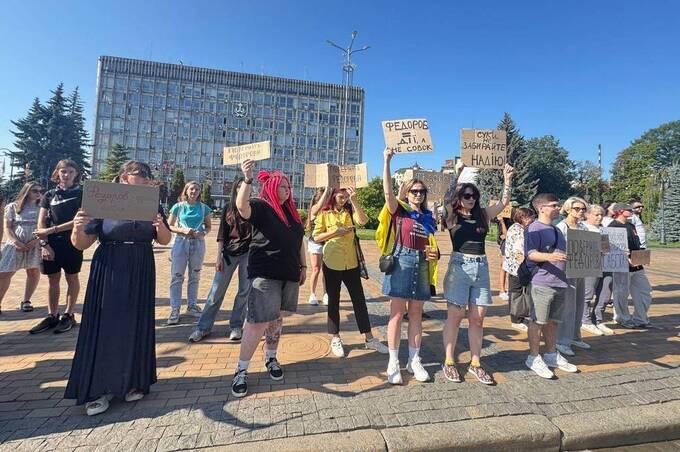 У Вінниці люди вийшли на мітинг через звільнення міністра оборони Федорова