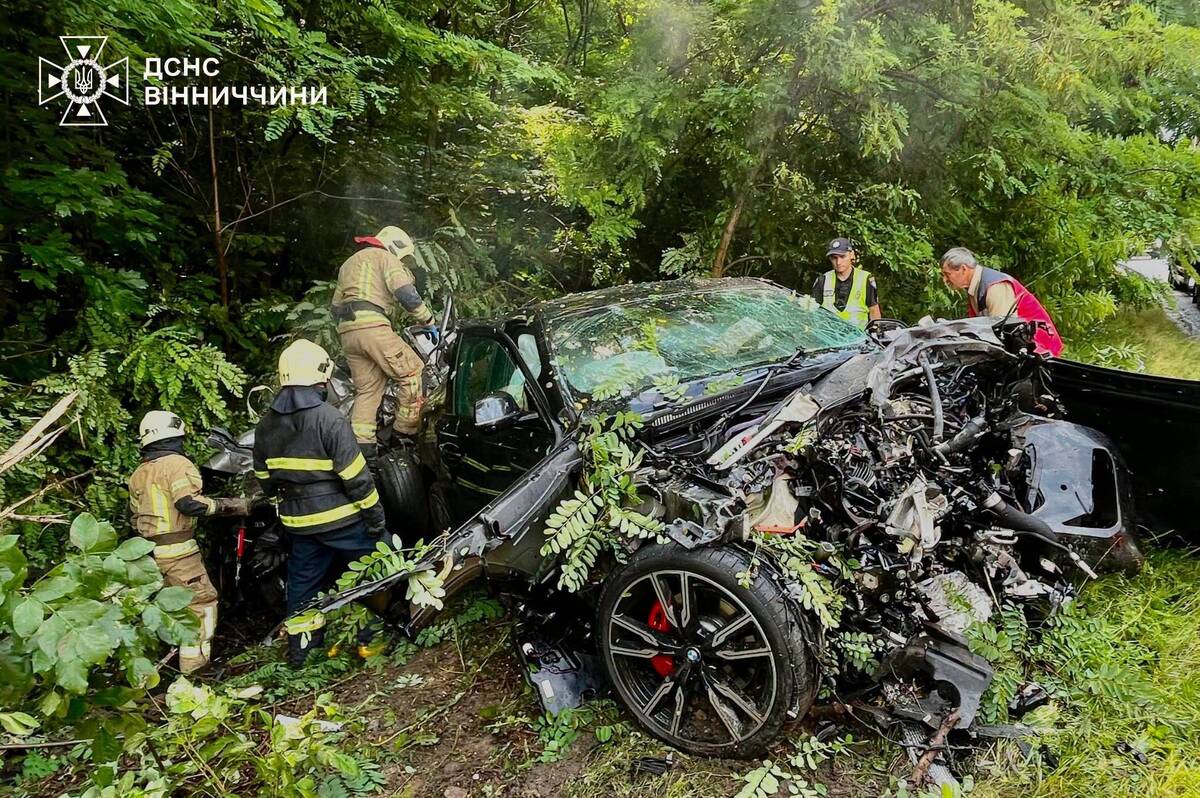 Рятувальники Вінниччини деблокували загиблого водія з понівеченої автівки