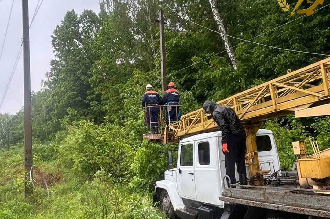 Бригади енергетиків цілодобово ліквідовують наслідки стихії на Вінниччині