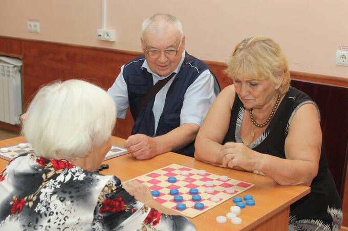 Хто кого переграє: у Вінниці влаштували шахово-шашковий турнір для людей 60+