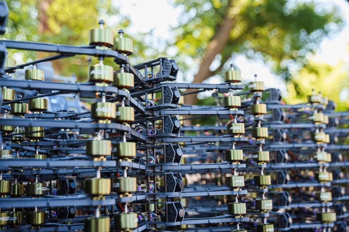 400 FPV-дронів та шість квадрокоптерів Matrice 4E передав Міжрегіональний координаційний гуманітарний штаб двом бойовим підрозділам