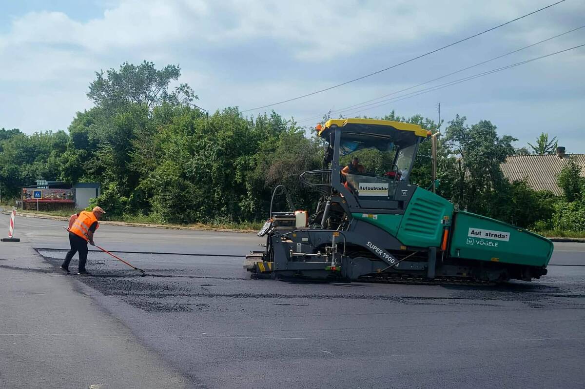 На автошляхах Вінниччини дорожники відновлюють покриття та впорядковують узбіччя
