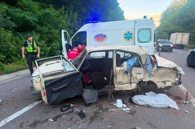 У потрійній автотрощі на об'їзній дорозі Вінниці травмувалися люди