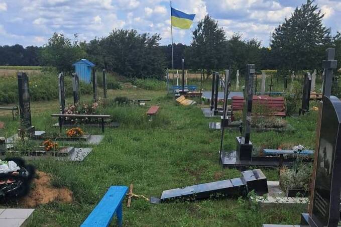 У громаді на Вінниччині пошкодили могили: підозрюваного вже встановили
