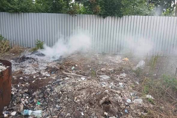 У Вінниці інспектори склали протокол на чоловіка за спалювання сміття