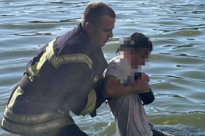 У Вінниці рятувальники врятували жінку після стрибка з мосту