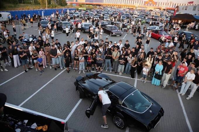 У Вінниці зібралися десятки унікальних автомобілів на автофестивалі