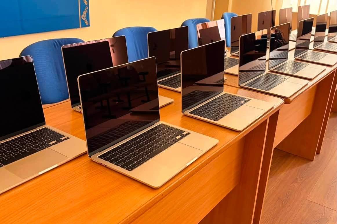 Сховав у рейсовому автобусі: конфісковані ноутбуки Apple передали на потреби ЗСУ
