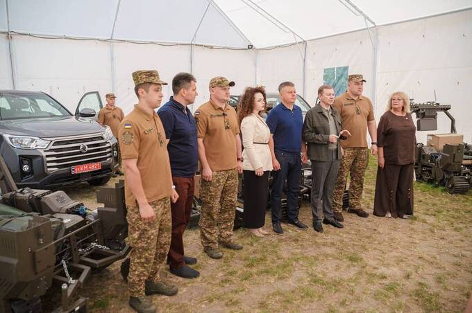 Міжрегіональний координаційний гуманітарний штаб передав два пікапи та три наземні роботизовані комплекси Нацгвардійцям