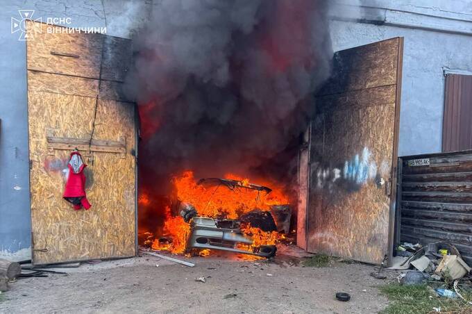 На Вінниччині за добу спалахнули три пожежі: вогонь знищував автівки та господарську будівлю
