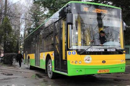 У поминальну неділю до міських кладовищ в с. Лука-Мелешківська та в Сабарові курсуватимуть безкоштовні автобуси