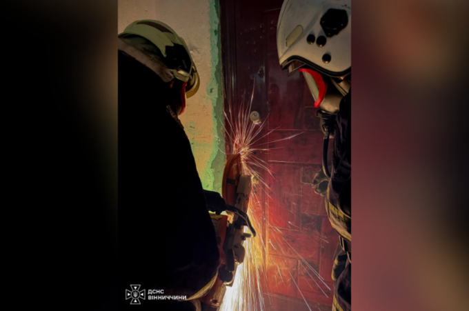 У Хмільнику ДСНС терміново відчинила двері квартири заради порятунку жінки