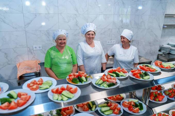 Школи розширюють безоплатне харчування та шукають нових працівників кухні