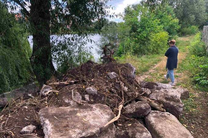 Вінничанин отримав штраф за складені біля озера бетонні блоки