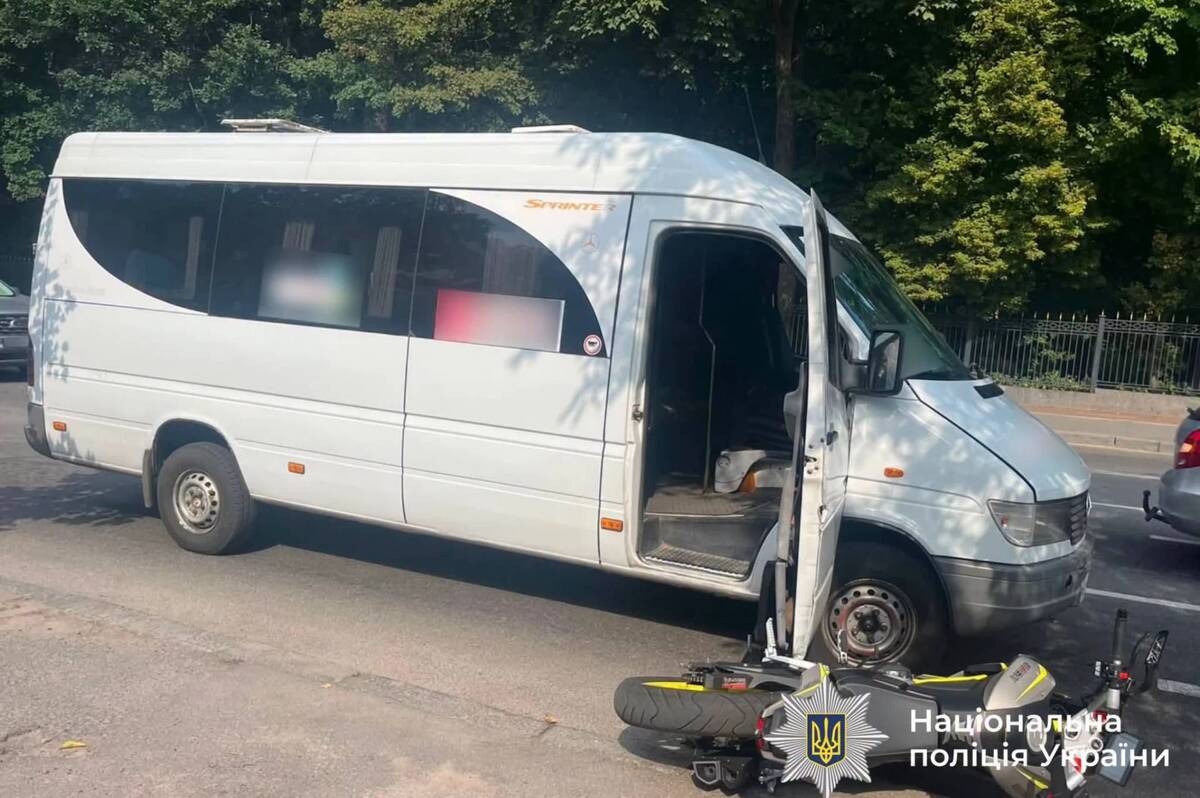 На Київській у Вінниці зіткнулися маршрутка та мотоцикл