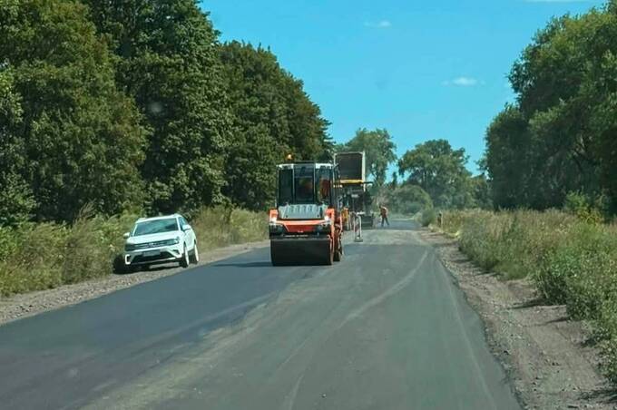 Дорожники ліквідовують вибоїни на автошляху до Липовця