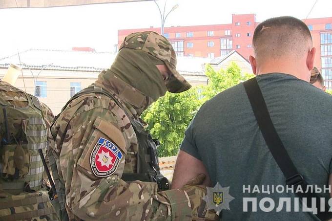 В центрі Вінниці затримали злочинну групу, яка у фермера вимагала 240 тисяч доларів США за неіснуючий борг