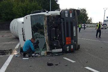 На Вінниччині перекинулась цистерна з вогненебезпечною речовиною