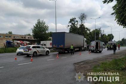 Неподалік Вінниці зіштовхнулись "ВАЗ" та вантажівка. Є постраждалі