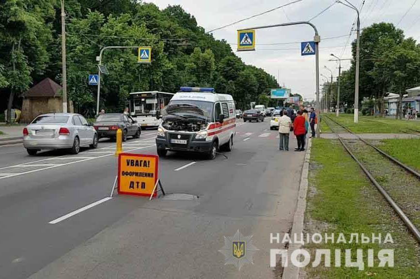 На Хмельницькому шосе "швидка" збила 14-річну дівчину. Поліція розшукує свідків ДТП