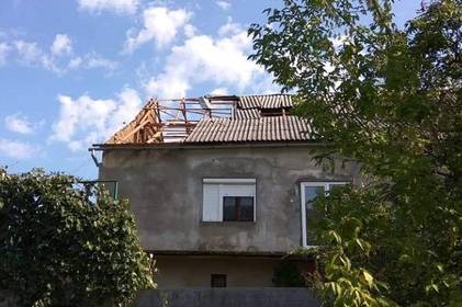 В Немирівському районі вітер та град пошкодив покрівлі будинків В Немирівському районі вітер та град пошкодив покрівлі будинків