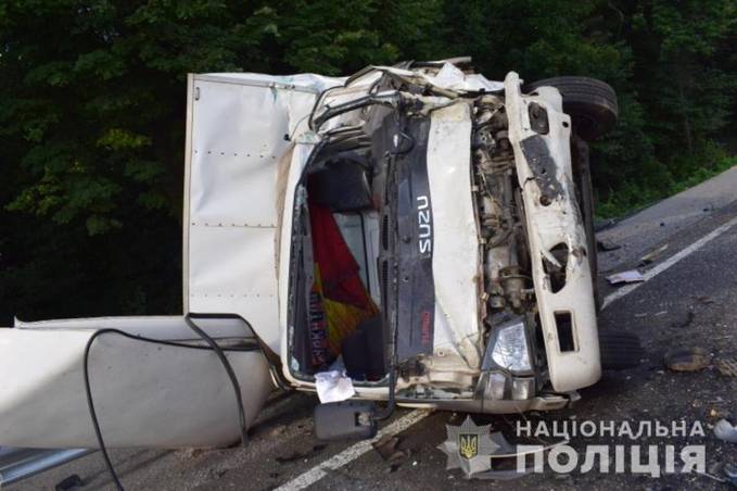 Неподалік Немирова зіткнулись мікроавтобус та вантажівка. Є загиблі