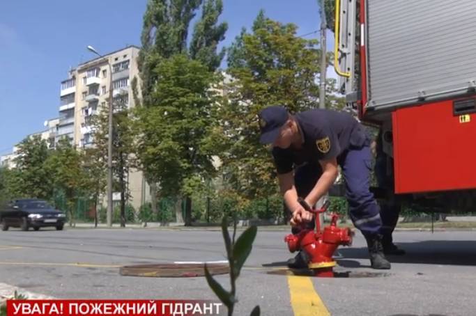 Рятувальники закликали водіїв не паркуватись біля гідрантів