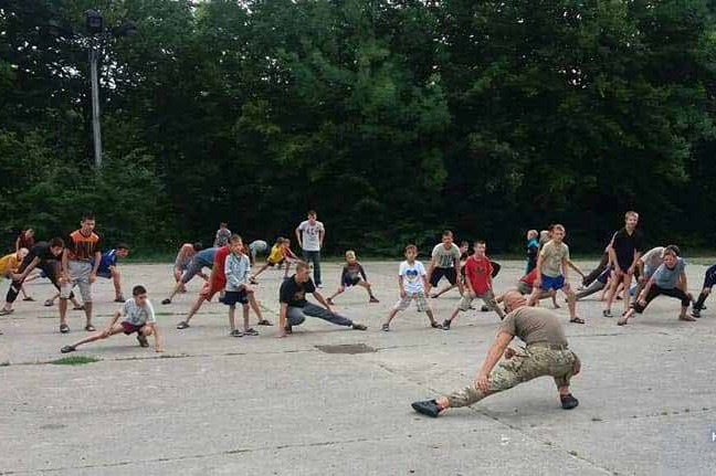 Поліцейські провели ранкову зарядку для дітей в оздоровчому таборі